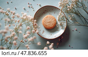 Delicious dessert on a blue plate surrounded by delicate flowers. Вкусное печенье на голубой тарелке в окружении нежных цветов. Стоковое AI-изображение, AI-художник Katsiaryna Repich / Фотобанк Лори