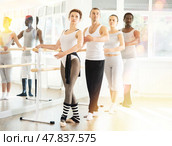 Ballet rehearsal in dance studio - men and women stand in second position near ballet barre. Стоковое фото, фотограф Яков Филимонов / Фотобанк Лори