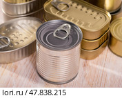 Close-up of metal tin cans with ring pull on wooden surface. Стоковое фото, фотограф Яков Филимонов / Фотобанк Лори