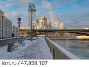 Sofiyskaya embankment of the Moskva River, Bolshoy Kamenny Bridge and the Cathedral of Christ the Savior on a sunny winter day, Moscow, Russia. Стоковое фото, фотограф Ula Ulachka / Фотобанк Лори