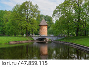 Slavyanka River and the Pill Tower Bridge in the Pavlovsky Palace and Park Complex on a summer day, Pavlovsk, Saint Petersburg, Russia. Стоковое фото, фотограф Ula Ulachka / Фотобанк Лори