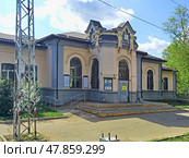 Здание железнодорожного вокзала станции ДРЕЗНА ( 1903  г. ) . Город Дрезна . Московская область . Орехово Зуевский район. Редакционное фото, фотограф stargal / Фотобанк Лори