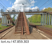 Старый пешеходный мост над Ж/Д путями с выходами на платформу.   Станция Горьковского направления Московской железной дороги ДРЕЗНА . Московская область , Орехово Зуевский район. Редакционное фото, фотограф stargal / Фотобанк Лори