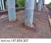 Обрушение мостовых конструкций ж/ д моста . Станция Горьковского направления Московской железной дороги ДРЕЗНА . Московская область , Орехово Зуевский район. Редакционная иллюстрация, иллюстратор stargal / Фотобанк Лори