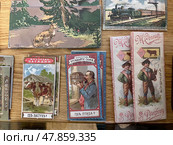 Витрина с плитками шоколада, продукция русских кондитерских фабрик 19 в. Фрагмент экспозиции "В купеческой лавке". Успенская церковь, Александровская слобода. Россия, город Александров, Владимирская область. Редакционное фото, фотограф Щеголева Ольга / Фотобанк Лори