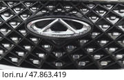 Russia, Sosnovy Bor, April 23, 2025 - chery tiggo logo on car grille after rain shower. Редакционное видео, видеограф Андрей Знаменский / Фотобанк Лори
