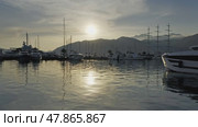 Moored yachts and motorboats at sunset. Стоковое видео, видеограф Михаил Коханчиков / Фотобанк Лори