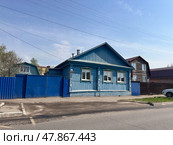 A blue house with a blue gate. Стоковое фото, фотограф Надежда Кап / Фотобанк Лори