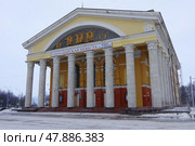 Здание музыкально-драматического театра. Карелия, Петрозаводск, площадь Кирова, 4 (2021 год). Редакционное фото, фотограф Алексей Иванов / Фотобанк Лори