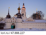 Ранние январские сумерки у старинного Введенского Толгского женский монастырь. Окрестности Ярославля, Золотое кольцо России (2023 год). Стоковое фото, фотограф Виктор Карасев / Фотобанк Лори
