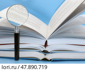 Увеличительная лупа и раскрытые книги. Стоковое фото, фотограф Татьяна Т / Фотобанк Лори