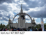 Аттракцион "Мертвая петля" на фоне главного здания МГУ. Редакционное фото, фотограф Андрей Иванов / Фотобанк Лори
