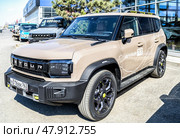 Новый автомобиль Jetour T2 рядом с автосалоном официального дилера. Китайский производитель автомобилей. Редакционное фото, фотограф FotograFF / Фотобанк Лори