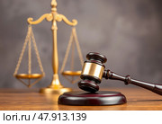 Судейский молоток и весы правосудия. Стоковое AI-изображение, AI-художник Ольга Денис / Фотобанк Лори