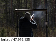 Стендовая стрельба. Мужчина с ружьем стреляет по тарелкам. Редакционное фото, фотограф Дарджания Зураб / Фотобанк Лори