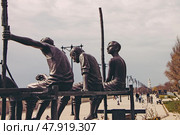 Крым, Евпатория, курорт, памятник  героям советского художественного фильма "До свидания, мальчики" по одноимённой повести Бориса Балтера, набережная, променадная. Редакционное фото, фотограф Андрей Макаренко / Фотобанк Лори