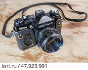 Советский фотоаппарат Зенит 12СД  в чехле. Редакционное фото, фотограф Лариса Веселова / Фотобанк Лори