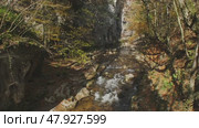 River in rocks autumn mountains. Стоковое видео, видеограф Михаил Коханчиков / Фотобанк Лори