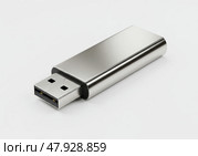 Крупным планом на белом фоне изображен блестящий металлический usb-накопитель - портативное запоминающее устройство для передачи данных, идеально соответствующее технологическим концепциям. Стоковое AI-изображение, AI-художник Анжелика Самсонова / Фотобанк Лори
