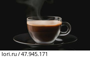 Steaming glass cup of coffee on a black background. Стоковое AI-видео, аниматор Михаил Строгалев / Фотобанк Лори