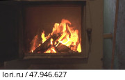 Firewood is burned in a home stove for firewood. Camera panning. Стоковое видео, видеограф Александр Прошкин / Фотобанк Лори