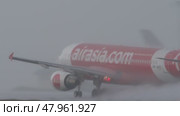 Aeroplane taking off in heavy rain. Редакционное видео, видеограф Игорь Жоров / Фотобанк Лори