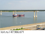 Танкер Газпромнефть Норд-Ист проходит под Танцующим мостом на реке Волга. Волгоград, Россия. (2021 год). Редакционное фото, фотограф Андрей Цыганков / Фотобанк Лори