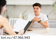 Girl manager tells guy client about specifics of design of microloan, about benefits and advantages. Стоковое фото, фотограф Яков Филимонов / Фотобанк Лори