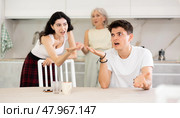 Elderly woman mother and young girl during family quarrel accuse adult son. Стоковое фото, фотограф Яков Филимонов / Фотобанк Лори