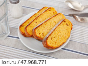 Slices of fresh bread on dinning table. Стоковое фото, фотограф Яков Филимонов / Фотобанк Лори