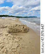 Witness the majestic Grand Sandcastle Fortress gleaming at sunrise on the tranquil beach, a haven for peace. Стоковое фото, фотограф Anastasy Yarmolovich / Фотобанк Лори