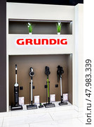 Вертикальные пылесосы в продаже в магазине электроники Grundig. Редакционное фото, фотограф FotograFF / Фотобанк Лори