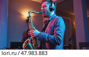 A musician playing saxophone in a room with soft lighting, front view, warm lighting, musical color palette with deep blues and purple background. Стоковое AI-видео, аниматор Sergey Grishin / Фотобанк Лори