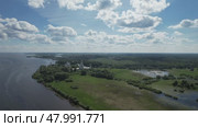 Panoramic aerial view of the Volkhov River and Lake Ilmen near Veliky Novgorod, natural attractions. Стоковое видео, видеограф Василий Хомчин / Фотобанк Лори
