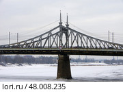 Староволжский мост через Волгу (фрагмент). Город Тверь, Тверская область, Россия (2021 год). Редакционное фото, фотограф Алексей Иванов / Фотобанк Лори