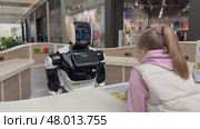 Робот в Торговом Центре МЕГА Теплый стан (Москва 2025) Редакционное видео, видеограф Терехова Марина / Фотобанк Лори