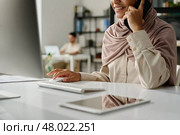 Young smiling office manager in hijab. Стоковое фото, фотограф Dmitriy Shironosov / PantherMedia / Фотобанк Лори