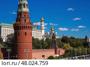 Russia, Moscow, April 28, 2025. Vodovzvodnaya Tower, the Grand Kremlin Palace, the Annunciation Cathedral and the bell tower of Ivan the Great on the Kremlin embankment. Редакционное фото, фотограф Photojuli / Фотобанк Лори