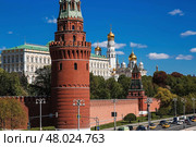 Russia, Moscow, April 28, 2025. Vodovzvodnaya Tower, the Grand Kremlin Palace, the Annunciation Cathedral and the bell tower of Ivan the Great on the Kremlin embankment. Редакционное фото, фотограф Photojuli / Фотобанк Лори