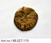 Монета хана Джанибека ( медная Ордынская монета ), Сарай аль -Джедид, сер. XIV века. На монете изображен стилизованный двухглавый орел. Стоковое фото, фотограф Павел Просянов / Фотобанк Лори