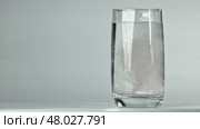 Aspirin dissolves in water. Filmed on a high-speed camera at 1000 fps. Стоковое видео, видеограф Артем Шадрин / Фотобанк Лори