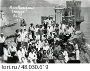 Группа отдыхающих в Крыму. Ялта, Гаспра, мыс Ай-Тодор, Ласточкино гнездо, 9 июня, 1946 г. Стоковое фото, фотограф Retro / Фотобанк Лори