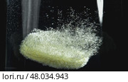 Aspirin dissolves in water. Filmed on a high-speed camera at 1000 fps. Стоковое видео, видеограф Артем Шадрин / Фотобанк Лори