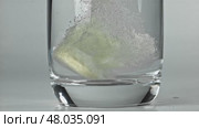 Aspirin dissolves in water. Filmed on a high-speed camera at 1000 fps. Стоковое видео, видеограф Артем Шадрин / Фотобанк Лори