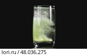 Aspirin dissolves in water. Filmed on a high-speed camera at 1000 fps. Стоковое видео, видеограф Артем Шадрин / Фотобанк Лори