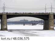 Тверь: вид на Староволжский мост через арку Нового Волжского моста (2021 год). Редакционное фото, фотограф Алексей Иванов / Фотобанк Лори