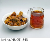 Сухарики из зерновой булочки и напиток из шиповника и боярышника. Стоковое фото, фотограф Валерий Иванович Клейменов / Фотобанк Лори
