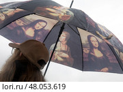 Девушка с зонтом гуляет в центре города Москвы в дождливый день, Россия. Редакционное фото, фотограф Николай Винокуров / Фотобанк Лори