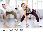 Group of people, girls and guys in sportive casual style clothes dancing in choreography class. Стоковое фото, фотограф Яков Филимонов / Фотобанк Лори