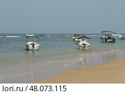 Лодки пришвартованы в спокойных водах океана недалеко от пляжа Boats Moored on Tranquil Ocean Waters Near Beach. Стоковое фото, фотограф Соболева Наталия / Фотобанк Лори